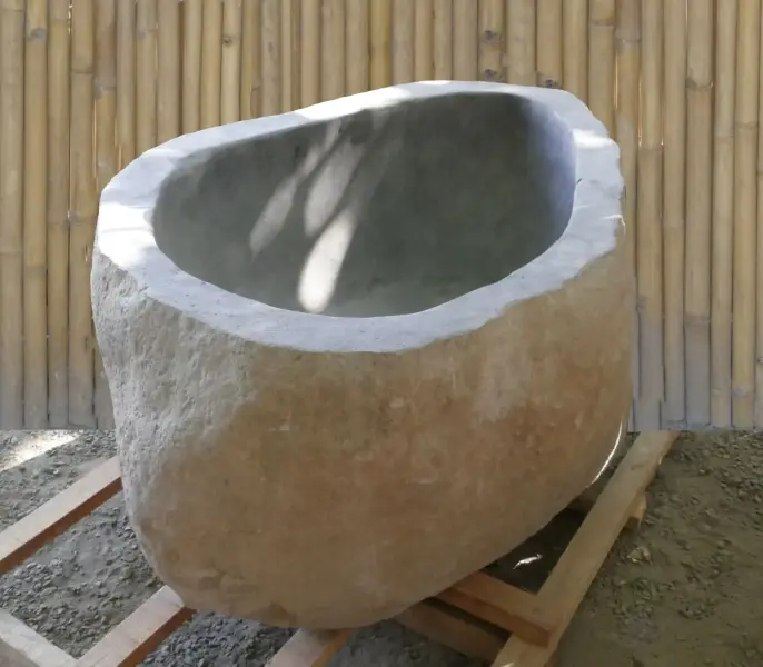 Artikelbild 3 des Artikels “Becken aus Riverstone, Oberfläche naturbelassen, innen poliert. Länge 120 cm, Breite 71 cm, Höhe 49 cm, Tiefe 34 cm. “